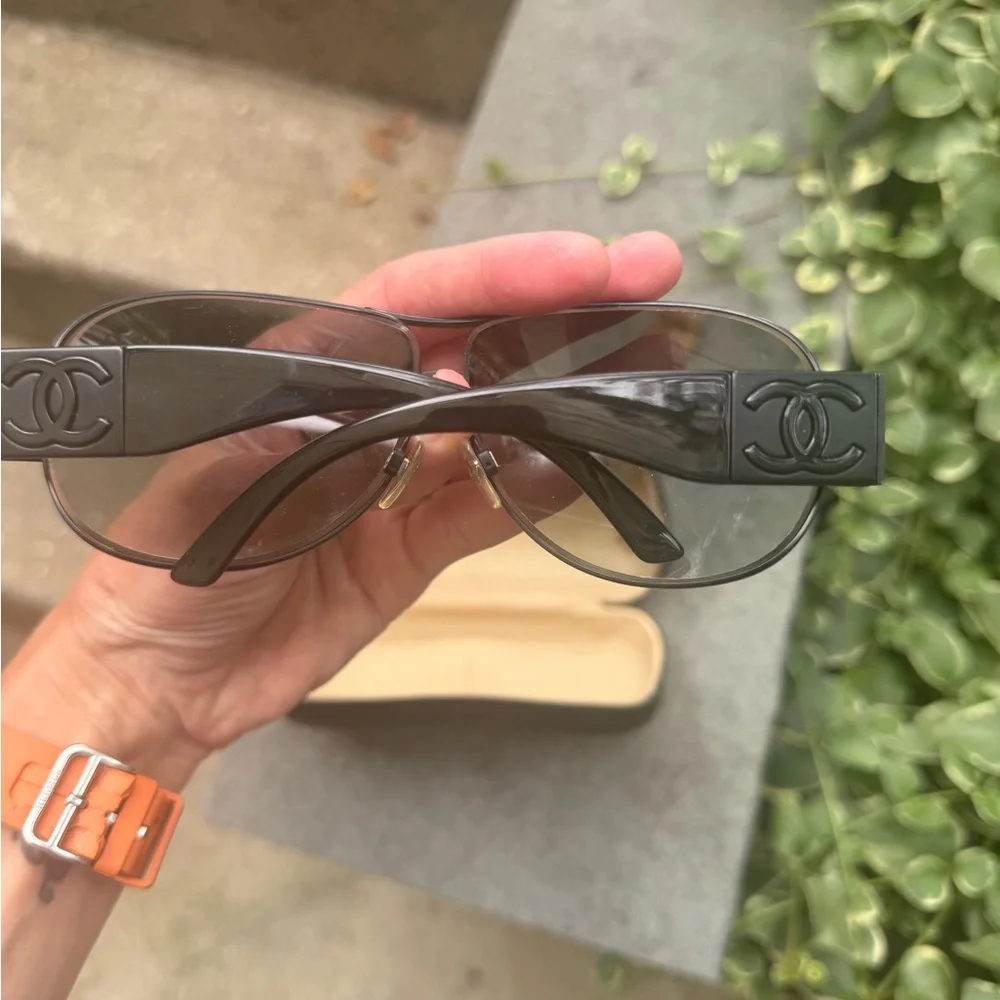 CHANEL Black Aviator Sunglasses and box - Picture 3 of 5